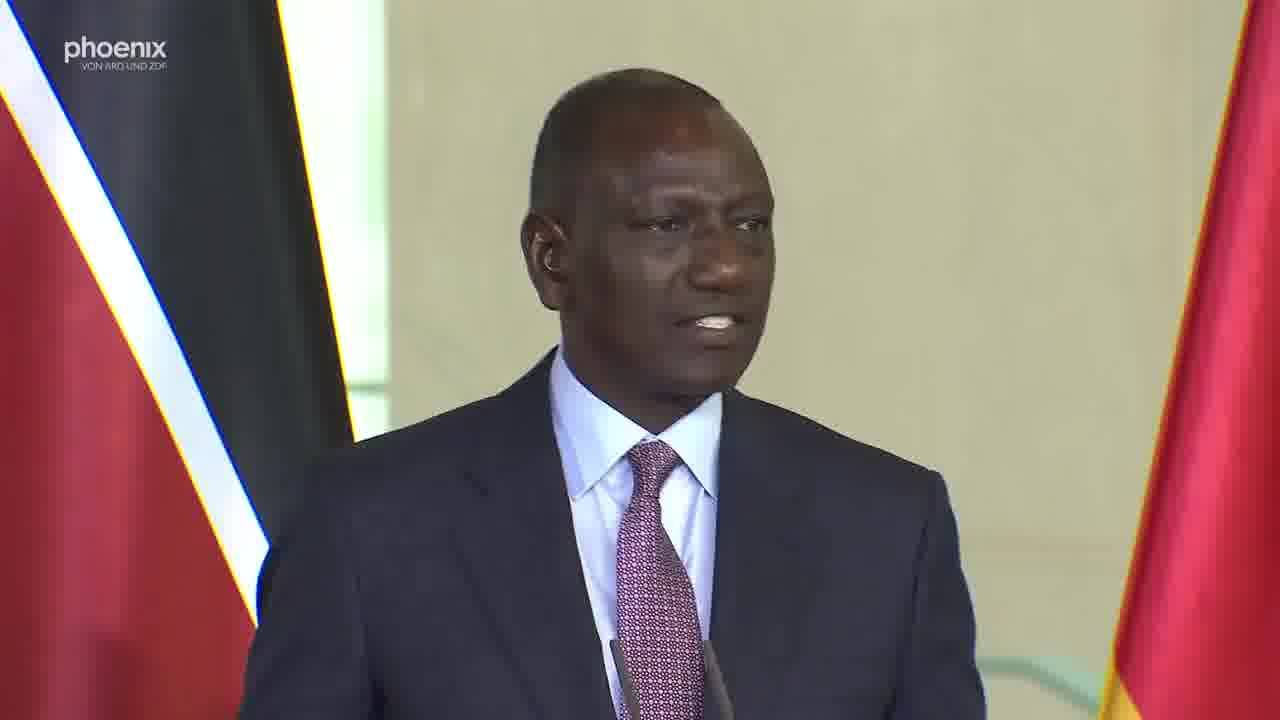 Almanya ve Kenya arasındaki göç anlaşması her iki ülke için de kazan-kazan durumu diyor Kenya Devlet Başkanı William Samoei Ruto. Anlaşmanın amacı Kenya'dan vasıflı işçilerin işe alınmasını teşvik etmek ve reddedilen sığınmacıların geri gönderilmesini kolaylaştırmaktır